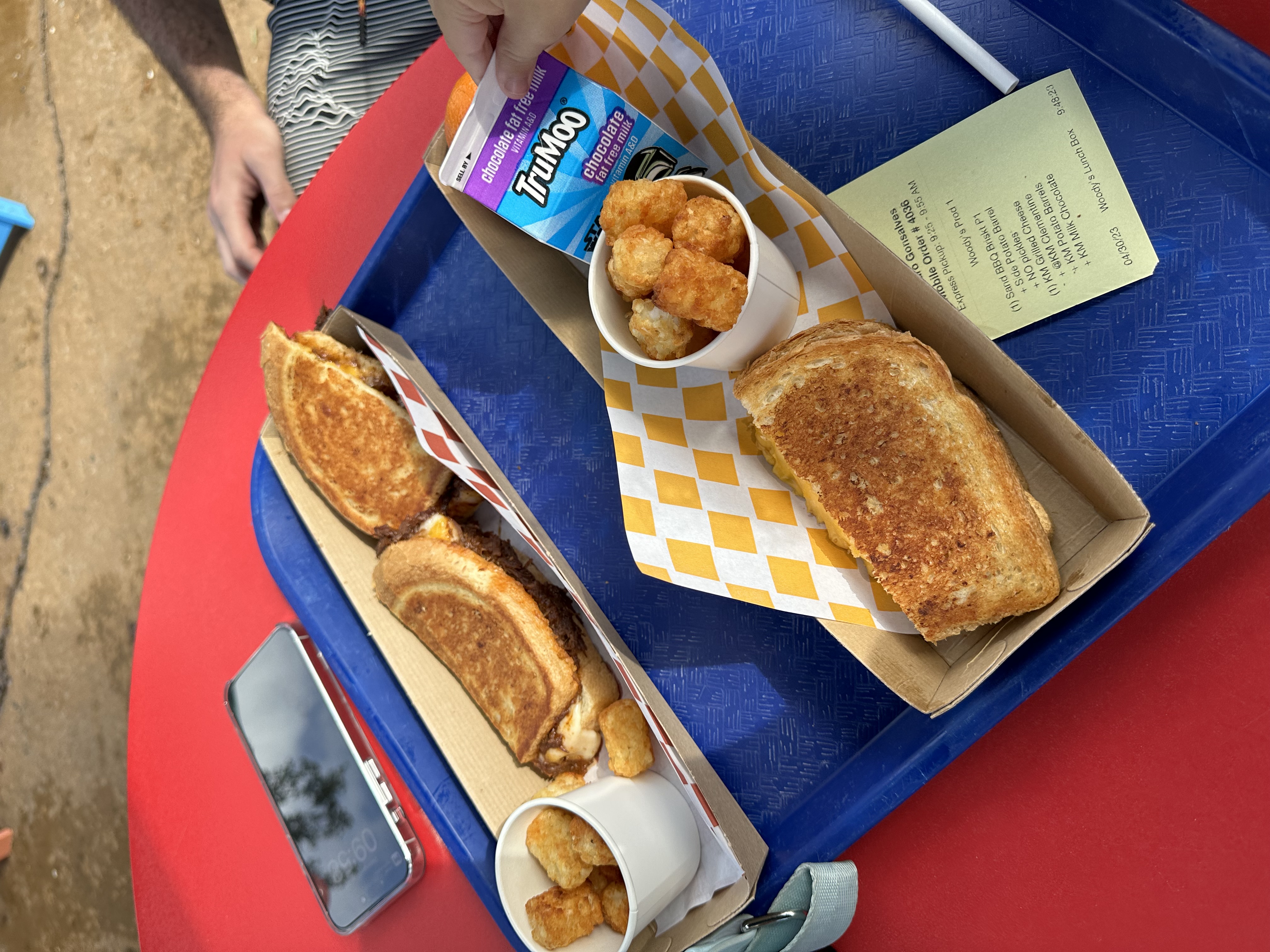 Meu pedido no Woody’s Lunch Box: um BBQ Brisket Melt e um Grilled Three-Cheese Sandwich com batatinhas
