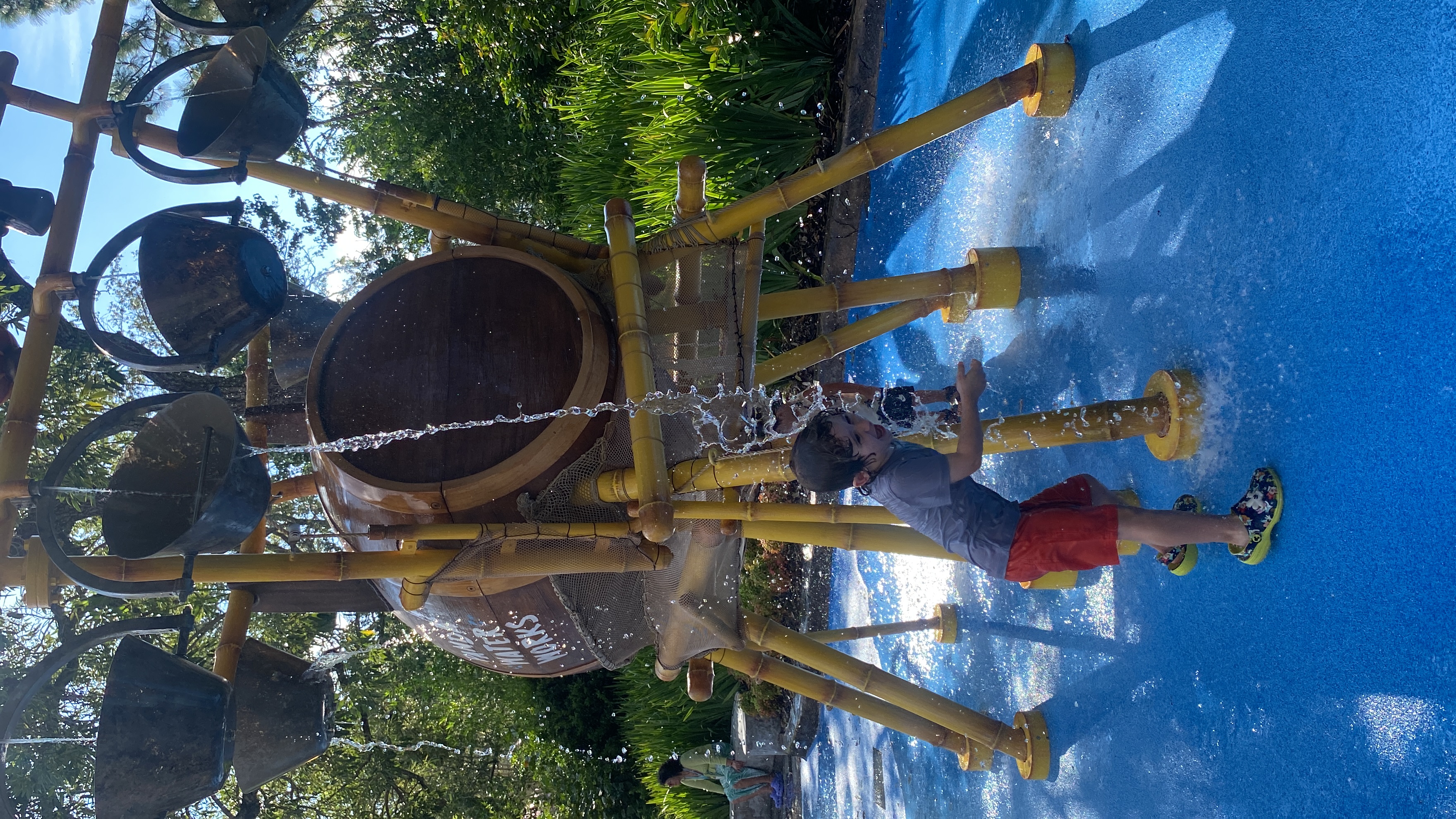 O Theo se divertindo na área molhada da DreamWorks Land, no Universal Studios