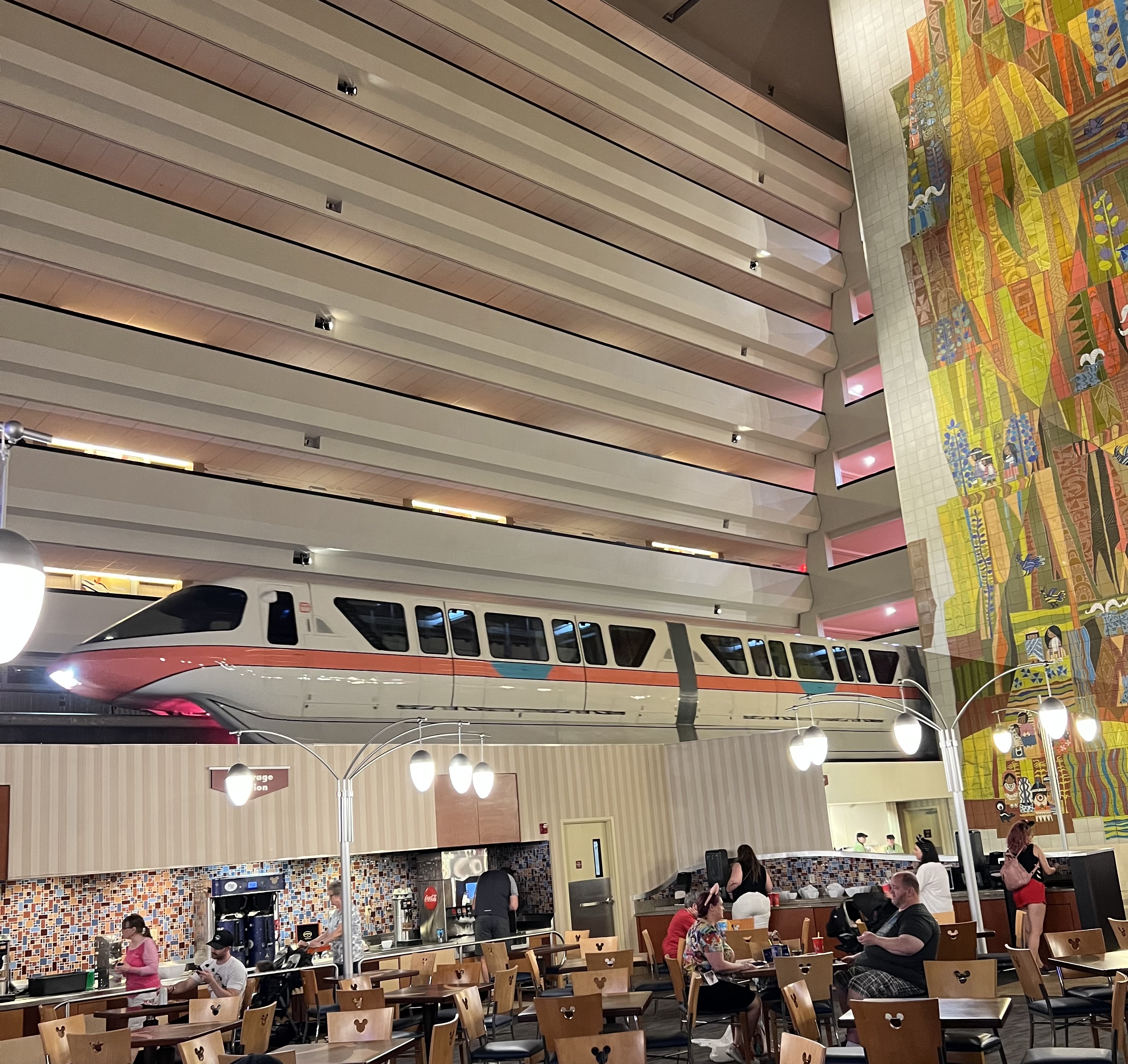 Monorail passando por dentro do hotel