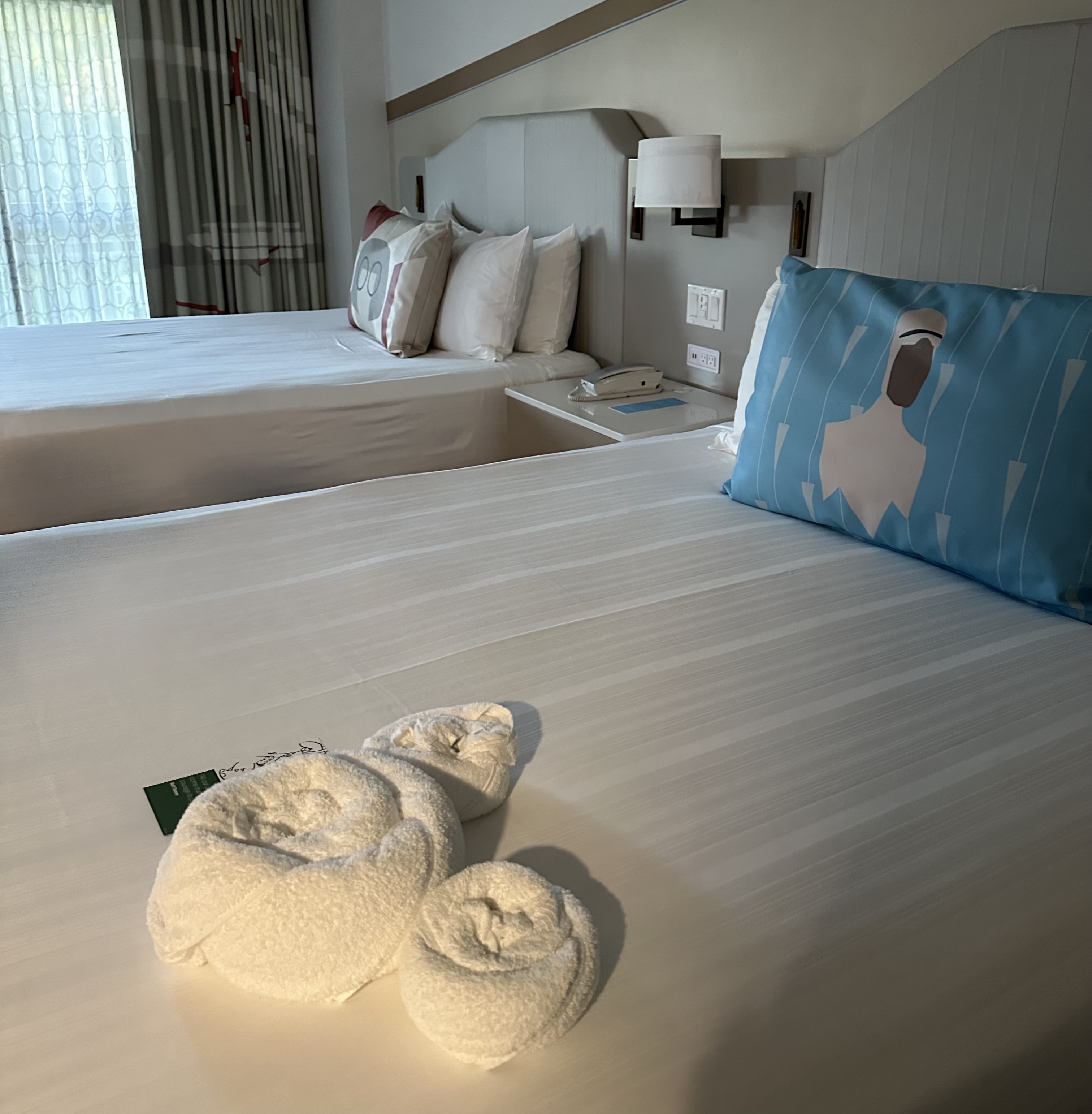 quarto com duas camas queens e temática de Os Incríveis