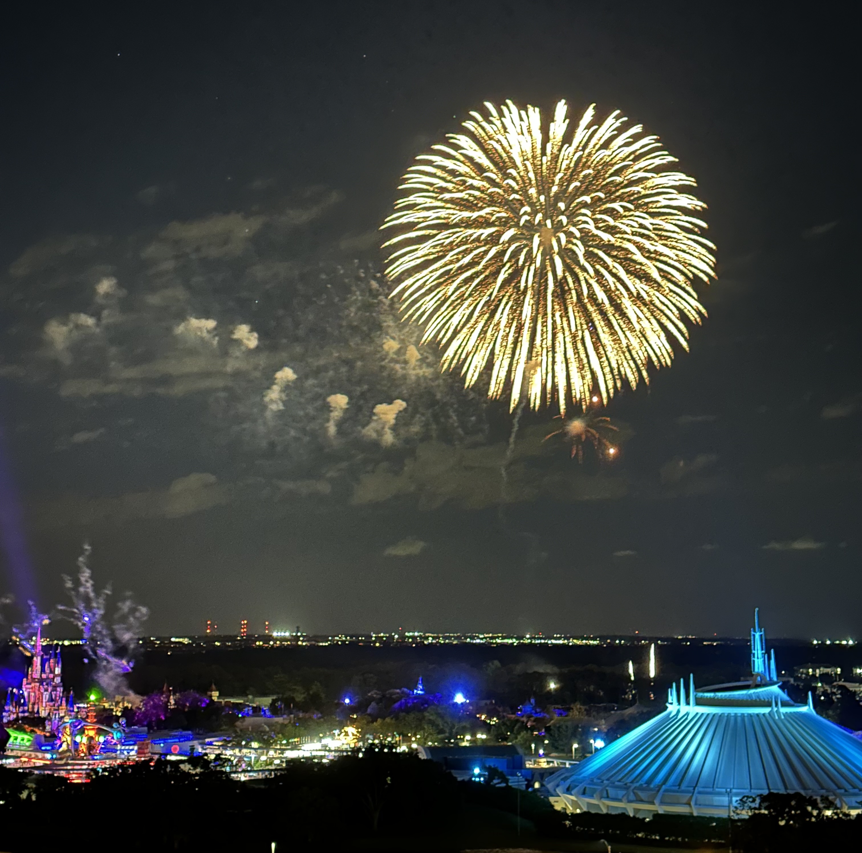 Vista do show de fogos do Magic Kingdom da varanda do California Grill